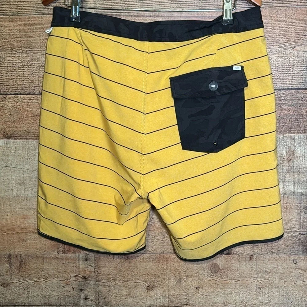 Vuori Board Shorts V-Cycled Performance 4-Way Stretch Men’s 34 Yellow Strips